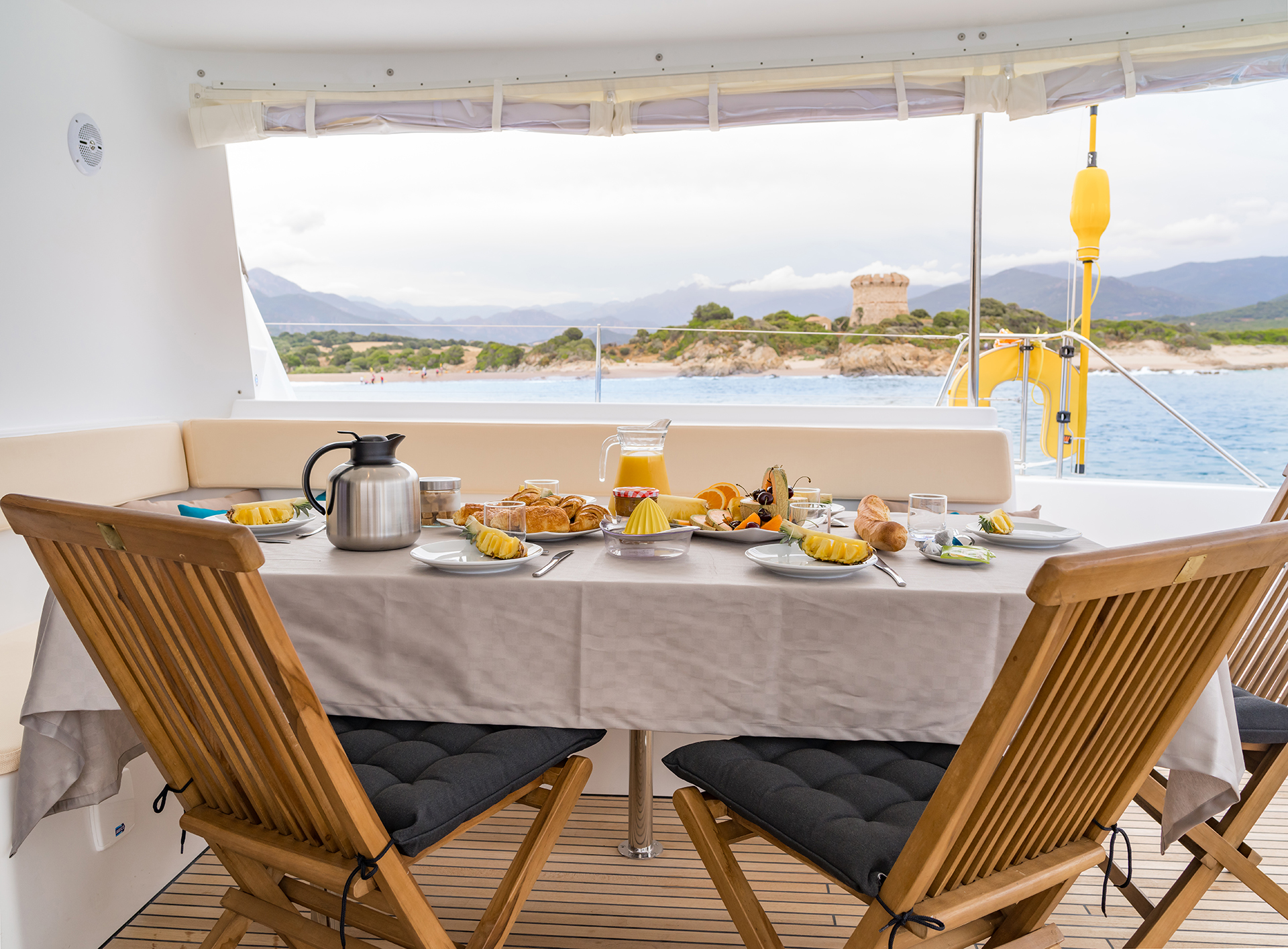 catamaran_petit_dejeuner