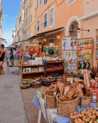 Les ruelles animées de l'Île-Rousse