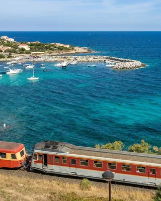 Le train corse pour une balade bucolique