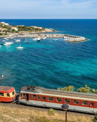 Le train corse pour une balade bucolique