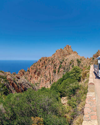 Autocar sur la route des Calanches de Piana