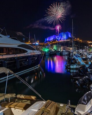 Feu d'artifice au dessus de Bonifacio