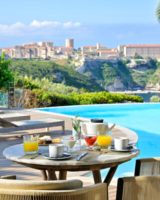 Petit-déjeuner en terrasse Hôtel Cala di Greco