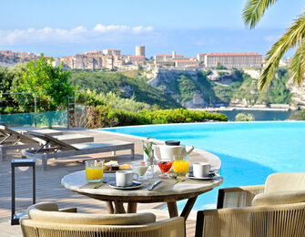 Petit-déjeuner en terrasse Hôtel Cala di Greco