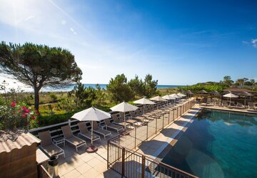 Piscine et parasols - Hôtel La Lagune