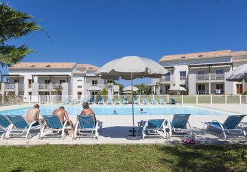 Solarium et piscine - Résidence Odalys Casa d'Orinaju