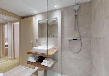 Salle de bain chambre standard - Hôtel Le Rocher