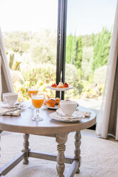 Petit Déjeuner en chambre - Hôtel Hostellerie du Moulin des Oliviers