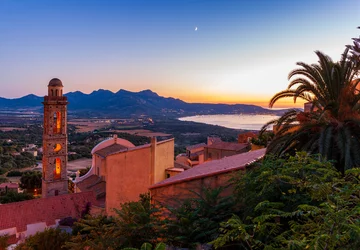 Le village de Lumio au coucher du soleil