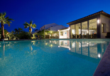 Piscine de nuit - Golfe Hôtel