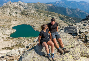 Ascension du Monte Renoso 2352 m, Lac de Bastani, situé au pied de la Punta Bacinello, face au Monte Rinosu (2 352 m), le lac de Bastani est un des lacs les plus hauts de Corse (2 092 m) et dans le bassin versant d.jpg