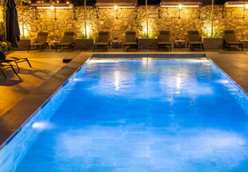 Piscine de nuit - Hôtel Hostellerie de l'Abbaye