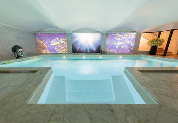 Piscine intérieure - Hôtel Le Roi Théodore Restaurant & Spa