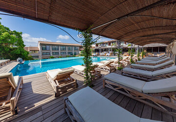 Terrasse piscine - Hôtel Le Roi Théodore Restaurant & Spa