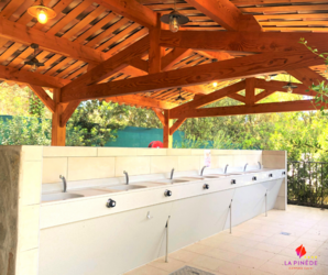 Sanitaires - Camping La Pinède