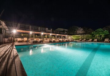 Piscine extérieure de nuit - Hôtel Le Roi Théodore Restaurant & Spa