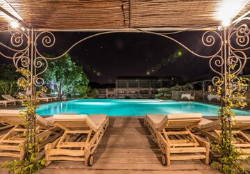 Piscine extérieure de nuit - Hôtel Le Roi Théodore Restaurant & Spa