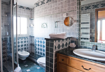 Salle de bain suite Adonis Aleria Hôtel Atrachjata - Hôtel Restaurant Atrachjata