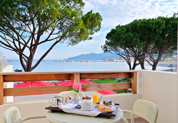 Hôtel La Roya Saint Florent petit déjeuner en terrasse - Hôtel La Roya