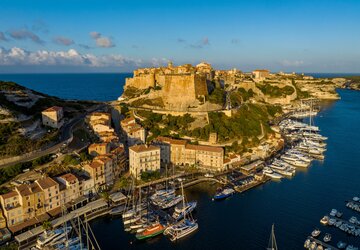 BONIFACIO SON PORT ET LA VILLE MEDIEVALE