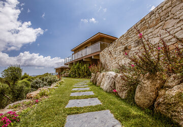 Hôtel Version Maquis Sant'Amanza chemin chambres - Hôtel Version Maquis Santa Manza