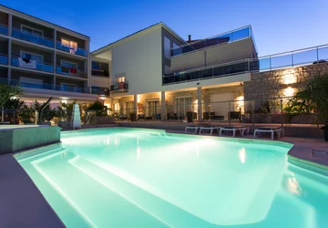 Hôtel Revellata piscine & façade  - Hôtel Revellata