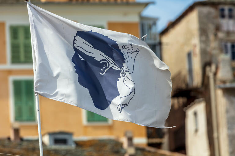 Ces drapeaux en berne qui en disent long sur la Corse - l'Opinion
