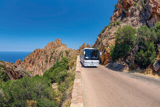 Autocar sur la route des Calanches de Piana
