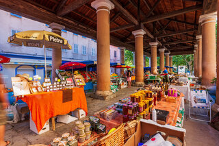 Le marché couvert de l'île rousse