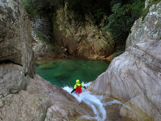 Tester le canyoning en Corse